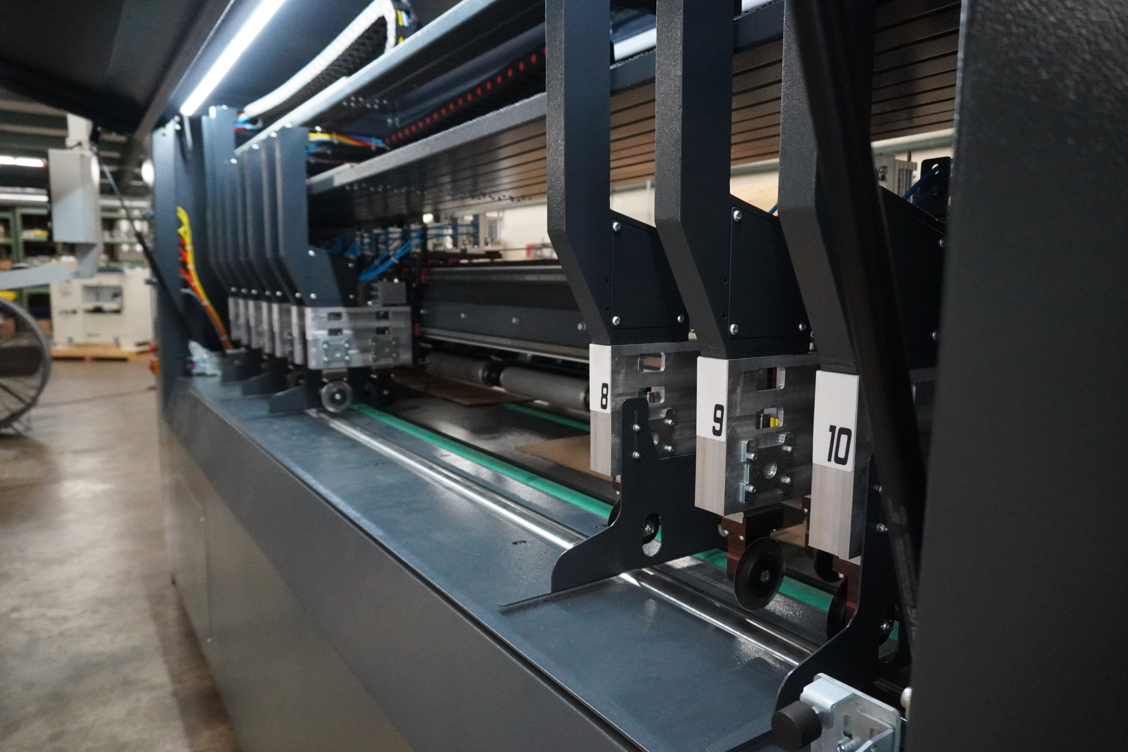 Internal cutting blades inside the Right Choice Box Machine for corrugated cutting and creasing